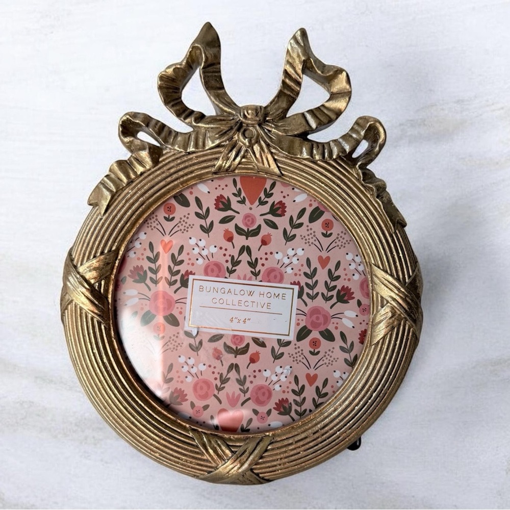 Gold Round Picture Frame ow accent - Picture 1 of 9